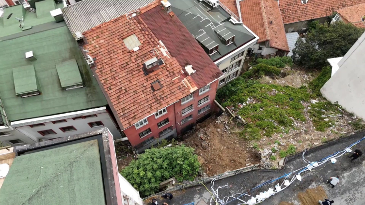 Eyüpsultan’da toprak kayması meydana geldi