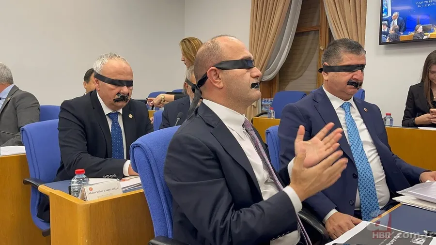 Yeni Parti'den siyah bantlı provokasyon