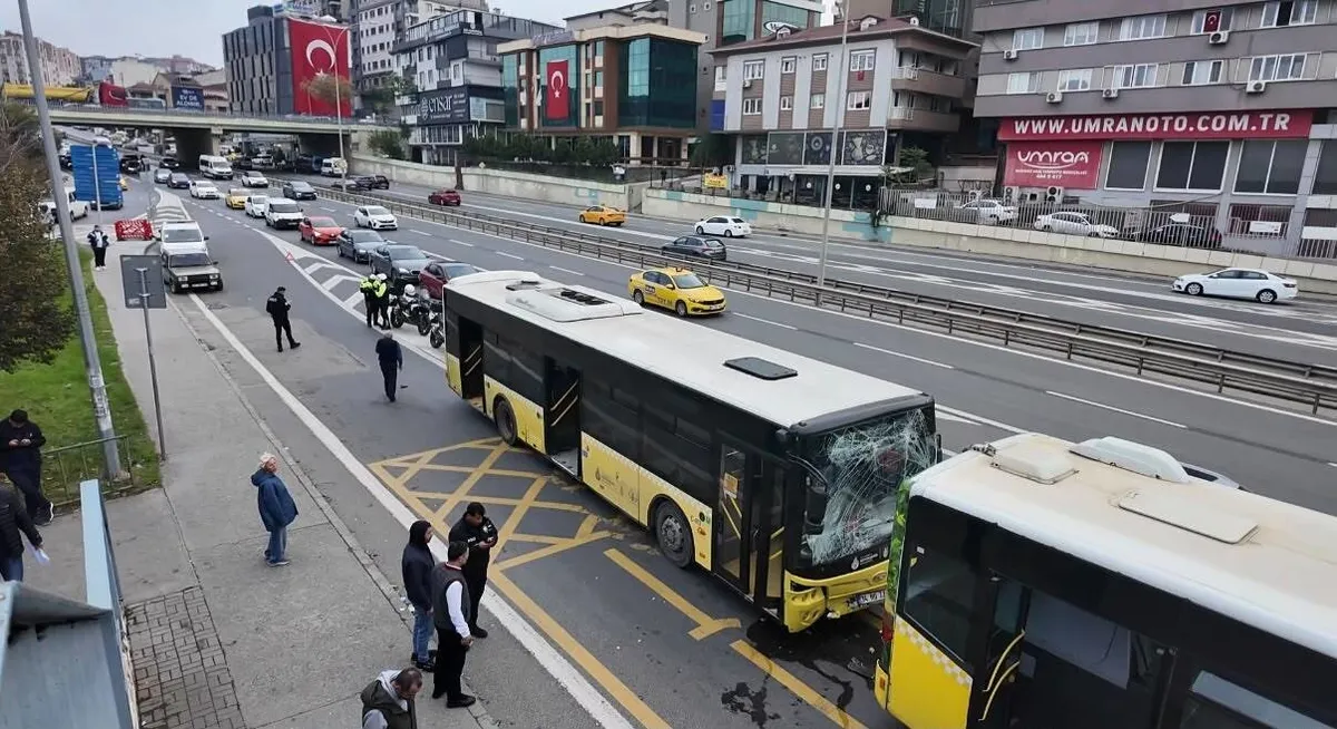 İstanbul Üsküdar’da durağa yanaşan İETT otobüsü, yolcu almak için bekleyen başka bir otobüse arkadan çarptı.