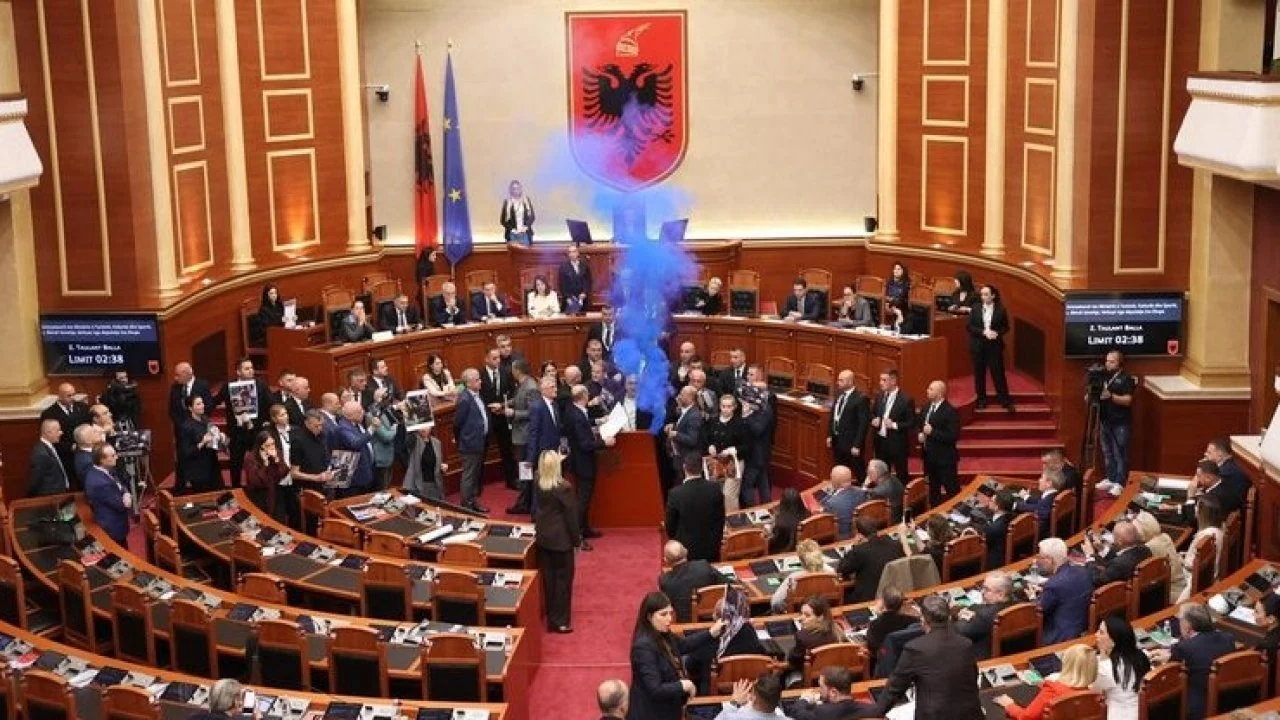 Arnavutluk Meclisi’nde, ülkede 17 gündür süren öğrenci gösterileri nedeniyle gerginlik yaşandı