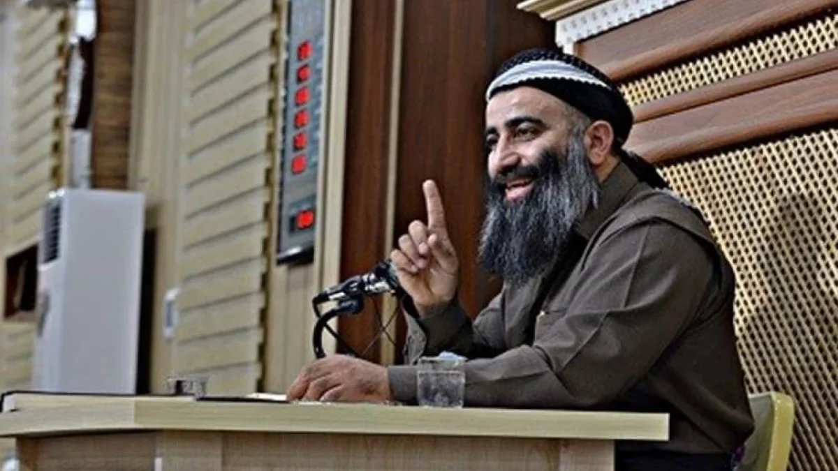 Irak'ın kuzeyinde verdiği Cuma hutbesiyle hafızalara kazınan Kürt imam Mamoste Halo'nun görüntüleri yeniden gündem oldu