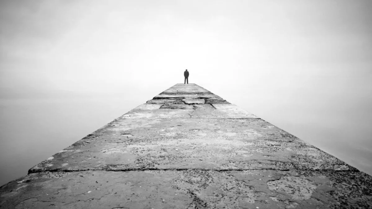 Yalnızlığın günümüzde sadece bir duygudan ibaret olmadığını, çağımızın görünmez salgını haline geldiğini belirten Çokaygil