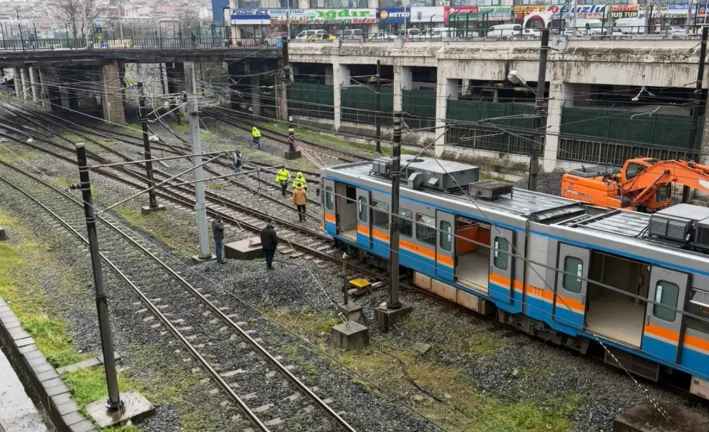 Yenikapı-Kirazlı hattında seyreden metro raydan çıktı