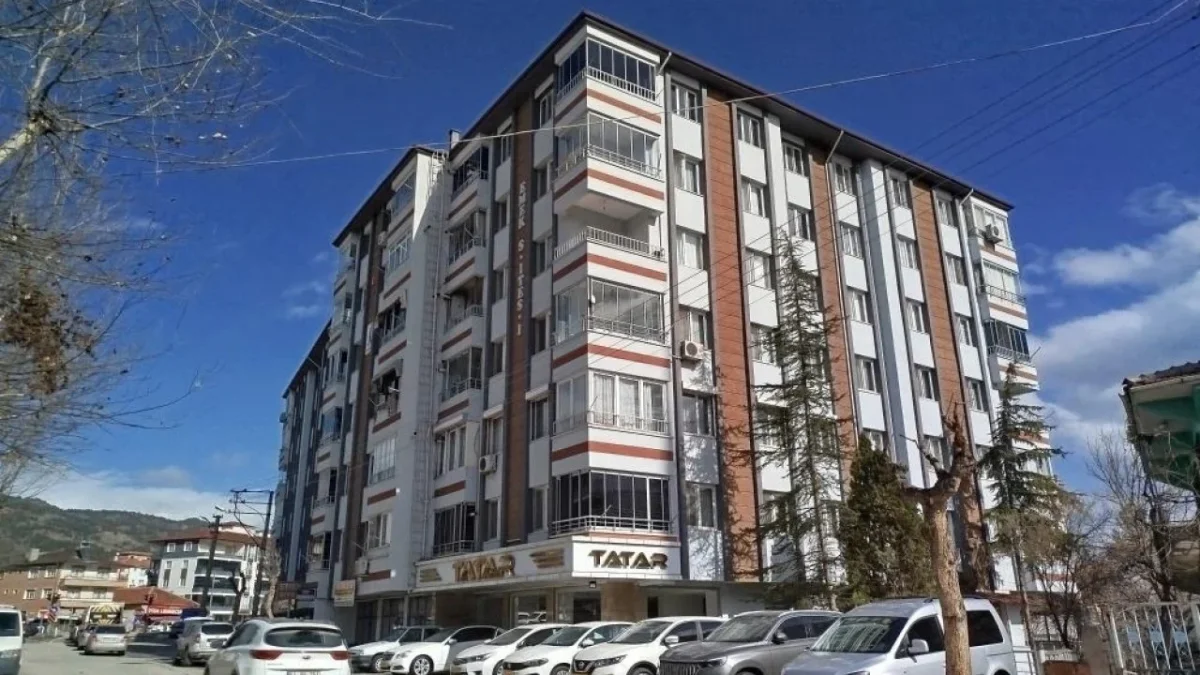 Çorum’un Osmancık ilçesinde kombi değişimi sırasında doğalgaz ve su hatlarının ters bağlanması neticesinde apartman sakinleri 2 gün boyunca hem susuz hem de doğalgazsız kaldı.