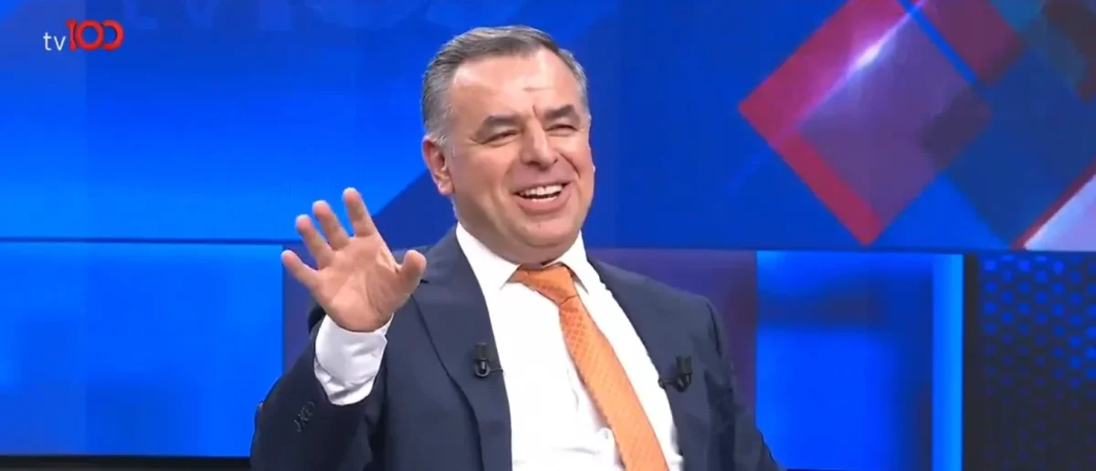 Canlı yayında stüdyodakilerin ısrarı üzerine kravatını gevşeten Yarkadaş