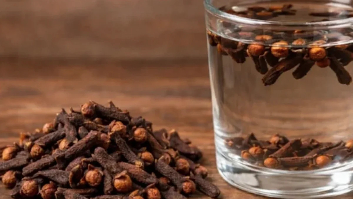 Uyumadan önce içeceğiniz 1 bardak karanfilli su