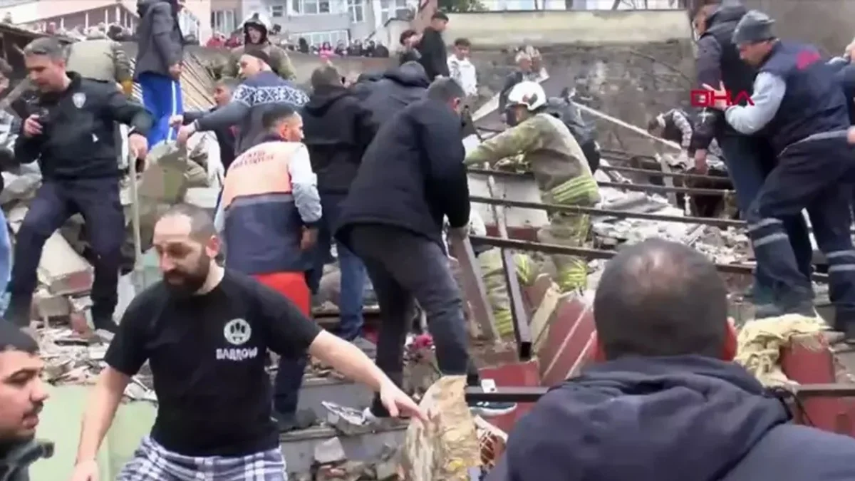 İstanbul'un Fatih ilçesinde doğalgaz patlaması sonucu yan yana bulunan 2 bina çöktü