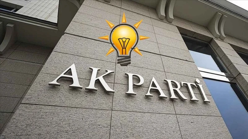 AK Parti'de &uuml;&ccedil; il başkanının istifaları istendi