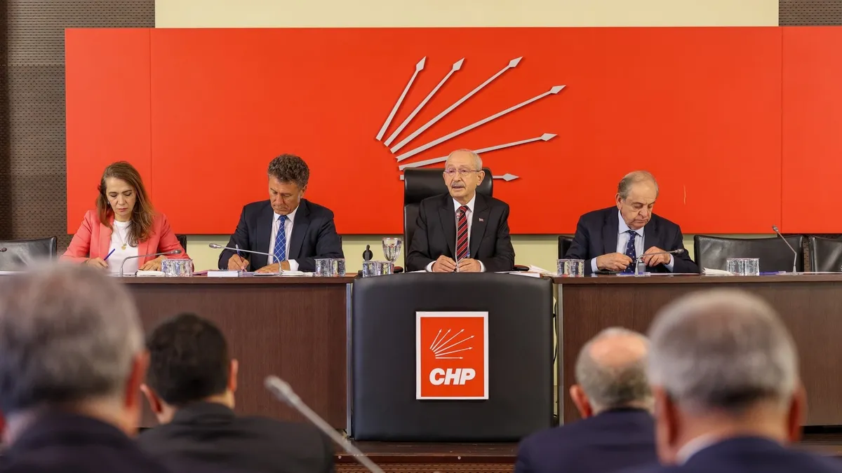 CHP'de "şaibesiz" bir kurultay i&ccedil;in arınma s&uuml;r&uuml;yor