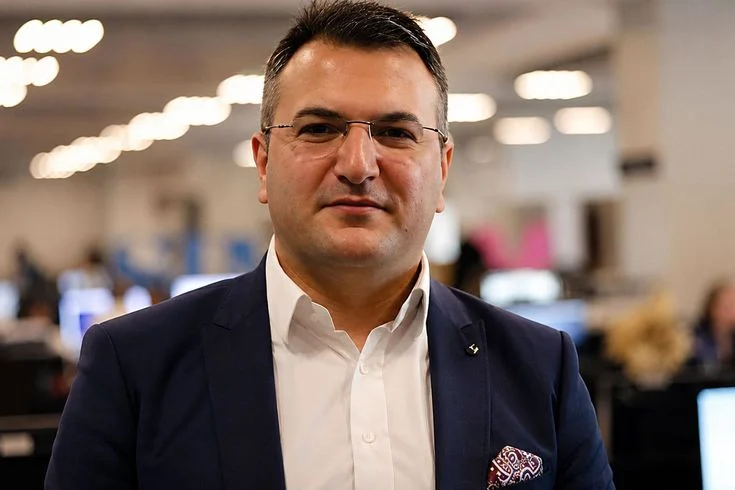 Gazeteci Cem K&uuml;&ccedil;&uuml;k g&ouml;zaltına alındı